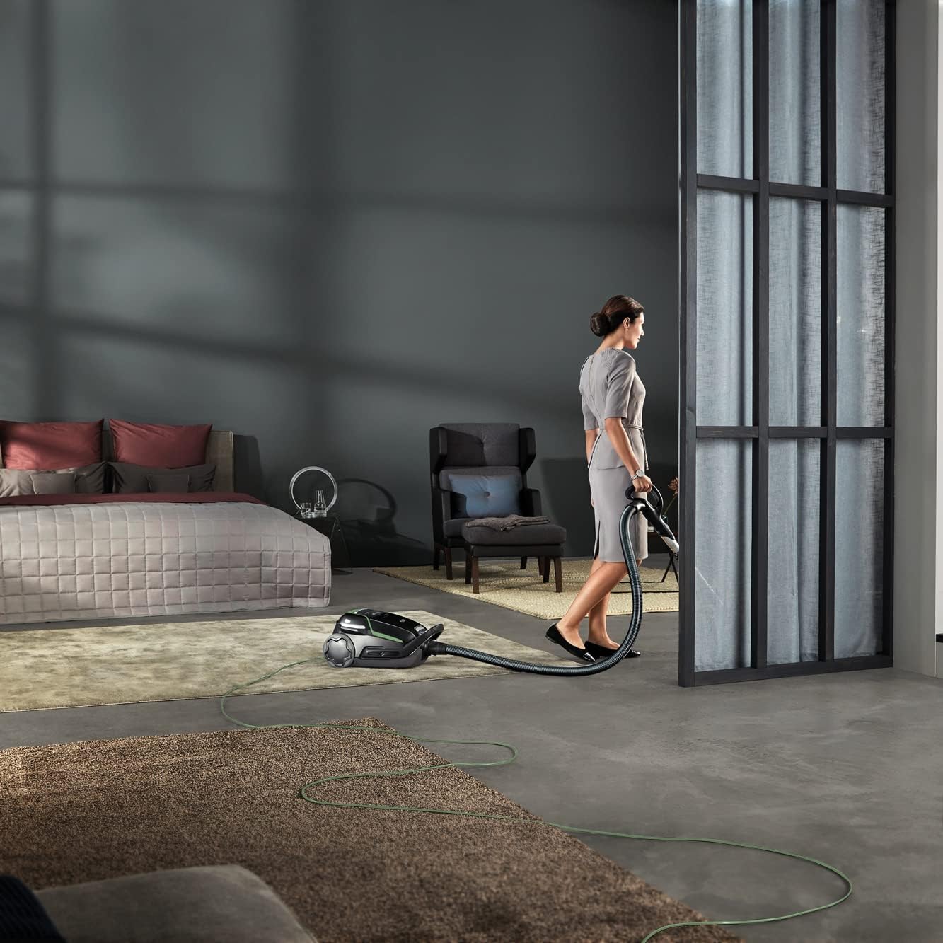 AEG Staubsauger mit Beutel, 70% Recyclingmaterial, inkl. Zusatzdüsen, 12 m, 850 Watt, nur 65 dB(A), 5 l Staubbeutelvolumen, Waschbarer Filter, Neue Technische Version, schwarzgrün, VX9-2-ÖKO