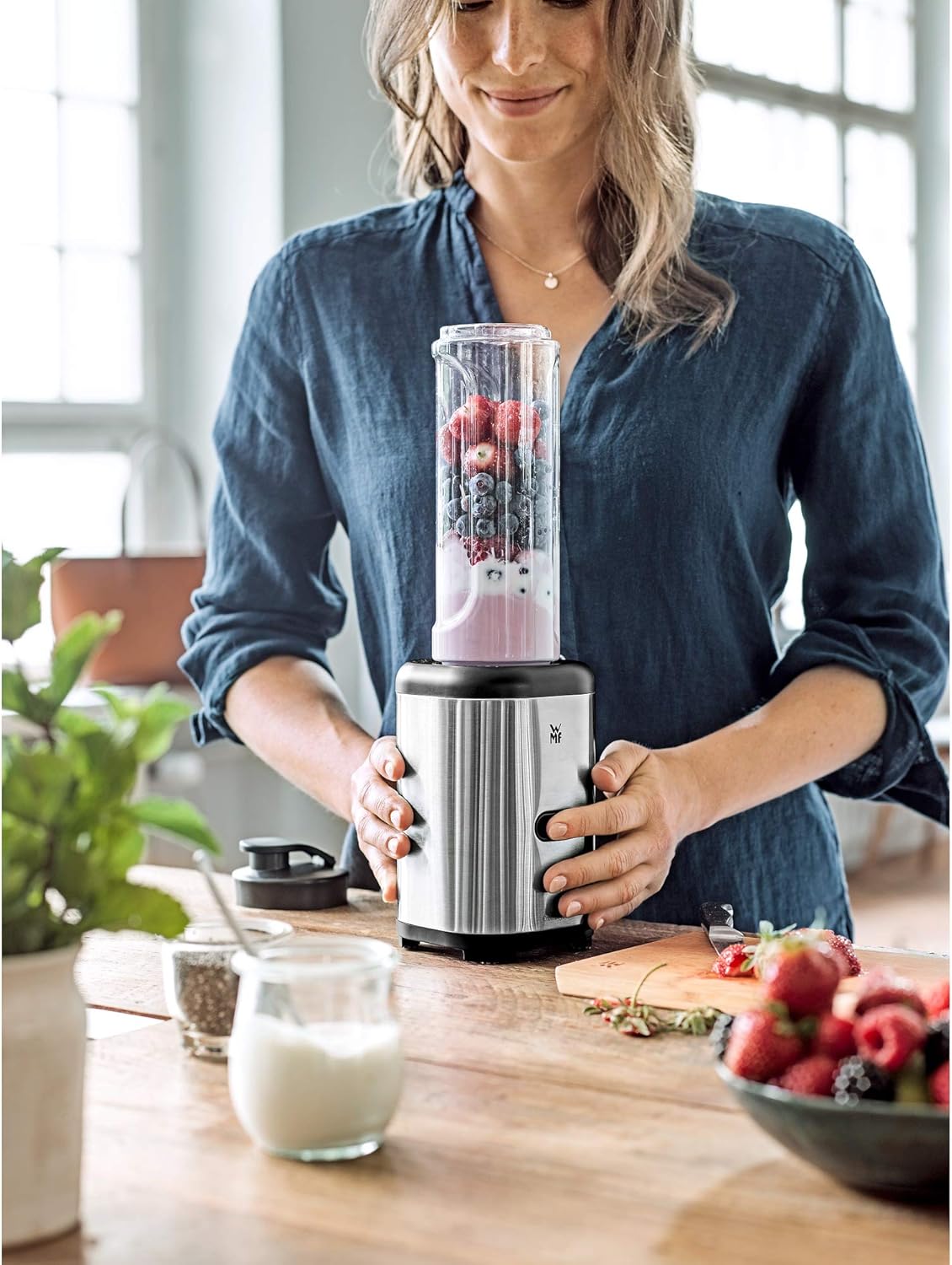 WMF Kult X Mix & Go Mini Smoothie Maker, Standmixer, Blender elektrisch, Shake Mixer 300 Watt Leistung, Tritan-Kunststoff Flasche 600ml, auslaufsicherer Schraubdeckel, rutschfeste Füße, Silber/Schwarz