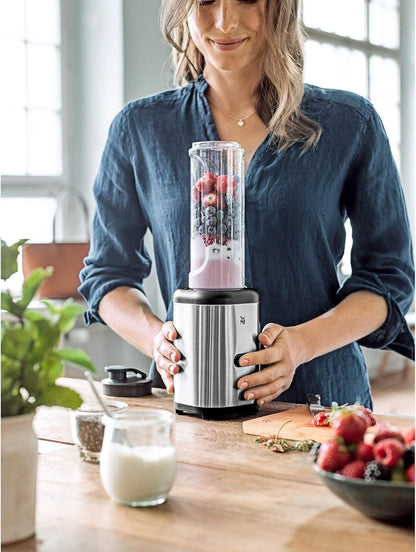 WMF Kult X Mix & Go Mini Smoothie Maker, Standmixer, Blender elektrisch, Shake Mixer 300 Watt Leistung, Tritan-Kunststoff Flasche 600ml, auslaufsicherer Schraubdeckel, rutschfeste Füße, Silber/Schwarz