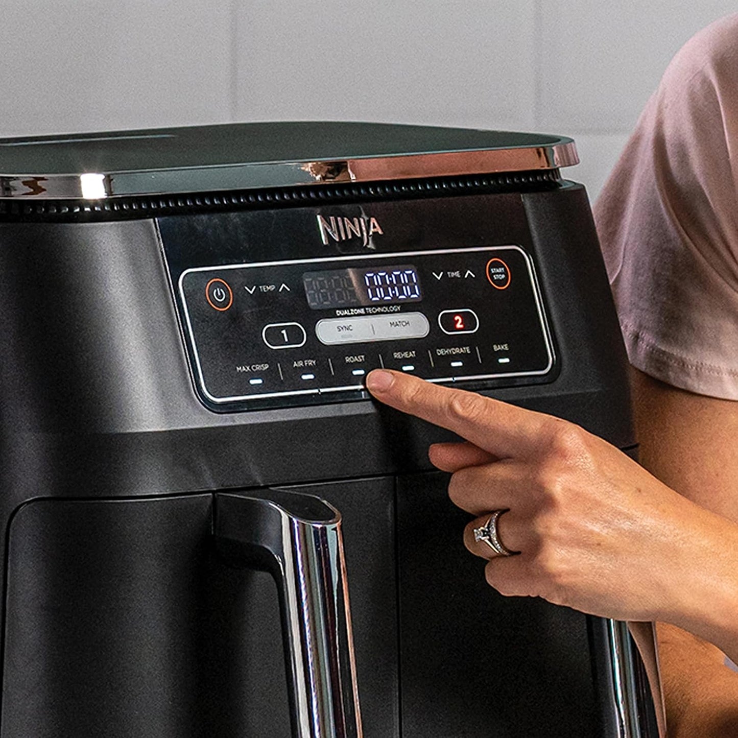 Ninja Foodi Dual Zone Digitale Heißluftfritteuse, 7,6L Airfryer, 2 Fächer, Antihaftbeschichtung, spülmaschinenfeste Körbe, 6-in-1, 4-6 Portionen, Schwarz AF300EU