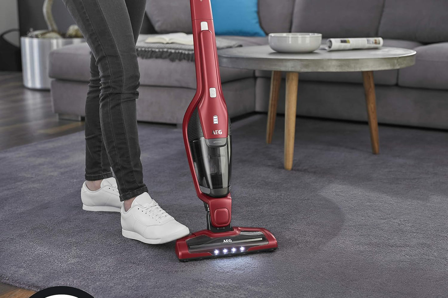 AEG Ergorapido 2in1 Akku Staubsauger, Beutellos, inkl. Tierhaardüse, bis zu 45 Min. Laufzeit, Freistehend, 180° Drehgelenk, Bürstenreinigungsfunktion, LED-Frontlichter, Rot, CX7-2-45AN