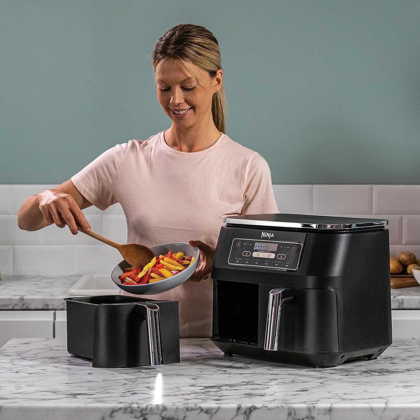 Ninja Foodi Dual Zone Digitale Heißluftfritteuse, 7,6L Airfryer, 2 Fächer, Antihaftbeschichtung, spülmaschinenfeste Körbe, 6-in-1, 4-6 Portionen, Schwarz AF300EU